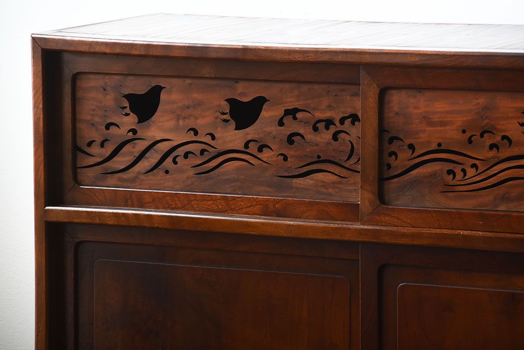 レトロ家具　和製アンティーク　千鳥の透かし彫りがレトロな脚付き収納棚