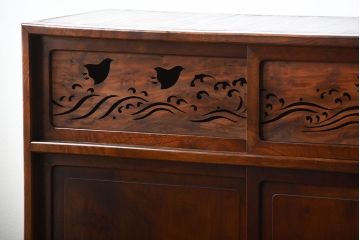 レトロ家具　和製アンティーク　千鳥の透かし彫りがレトロな脚付き収納棚