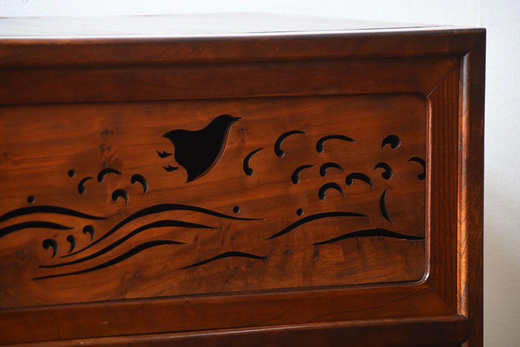 レトロ家具　和製アンティーク　千鳥の透かし彫りがレトロな脚付き収納棚