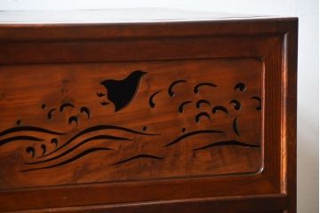 レトロ家具　和製アンティーク　千鳥の透かし彫りがレトロな脚付き収納棚