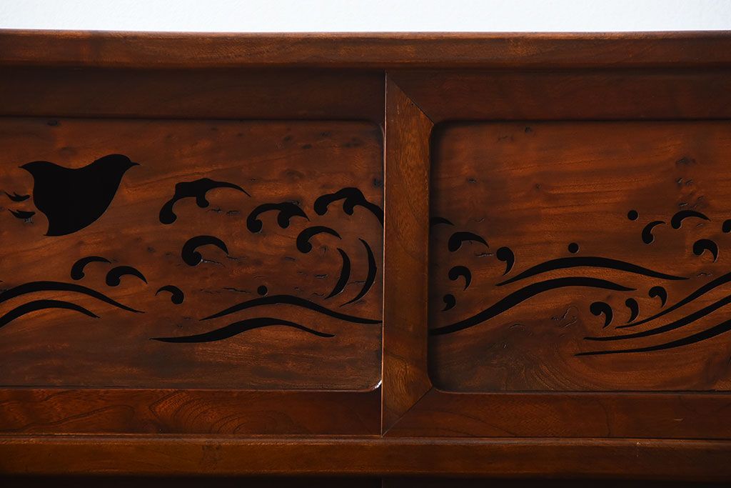 レトロ家具　和製アンティーク　千鳥の透かし彫りがレトロな脚付き収納棚