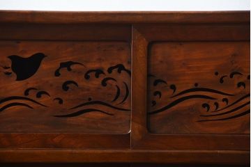 レトロ家具　和製アンティーク　千鳥の透かし彫りがレトロな脚付き収納棚