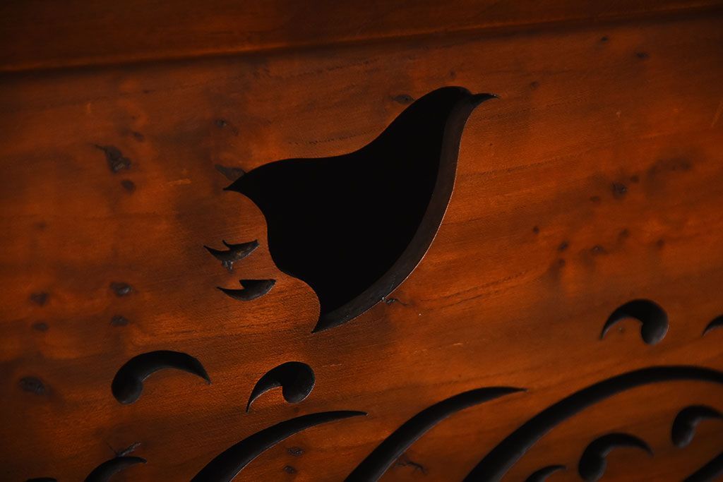 レトロ家具　和製アンティーク　千鳥の透かし彫りがレトロな脚付き収納棚