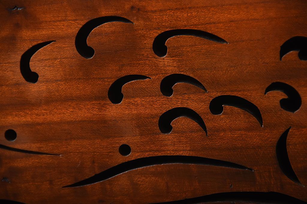 レトロ家具　和製アンティーク　千鳥の透かし彫りがレトロな脚付き収納棚