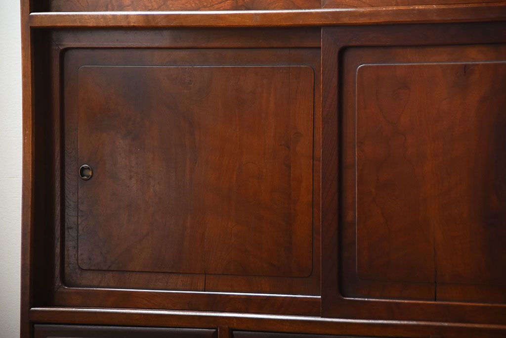 レトロ家具　和製アンティーク　千鳥の透かし彫りがレトロな脚付き収納棚