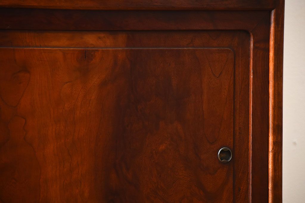 レトロ家具　和製アンティーク　千鳥の透かし彫りがレトロな脚付き収納棚