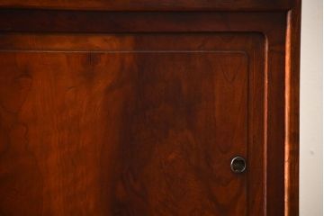 レトロ家具　和製アンティーク　千鳥の透かし彫りがレトロな脚付き収納棚