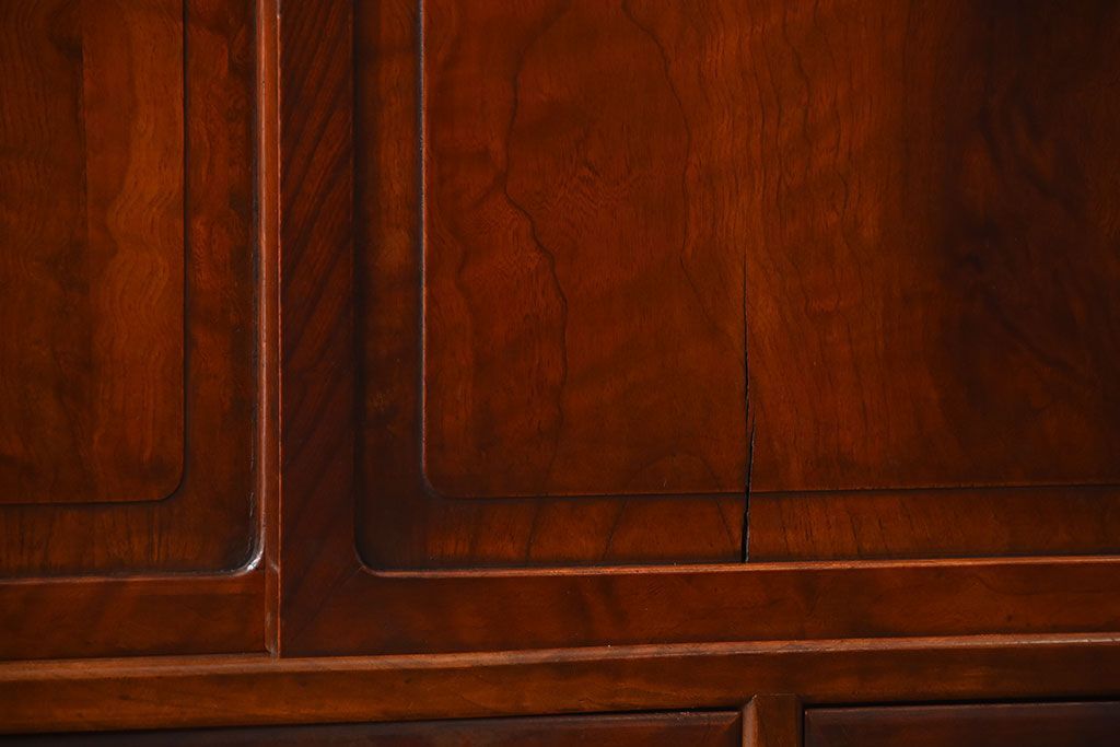 レトロ家具　和製アンティーク　千鳥の透かし彫りがレトロな脚付き収納棚