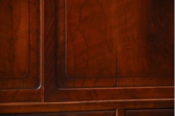 レトロ家具　和製アンティーク　千鳥の透かし彫りがレトロな脚付き収納棚