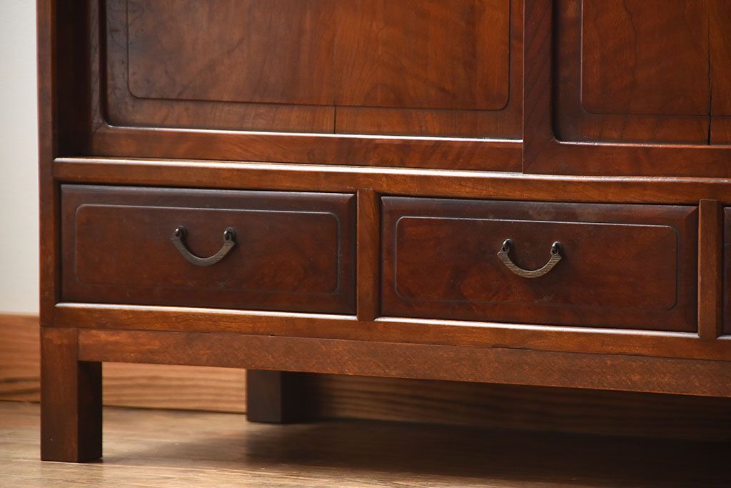 レトロ家具　和製アンティーク　千鳥の透かし彫りがレトロな脚付き収納棚