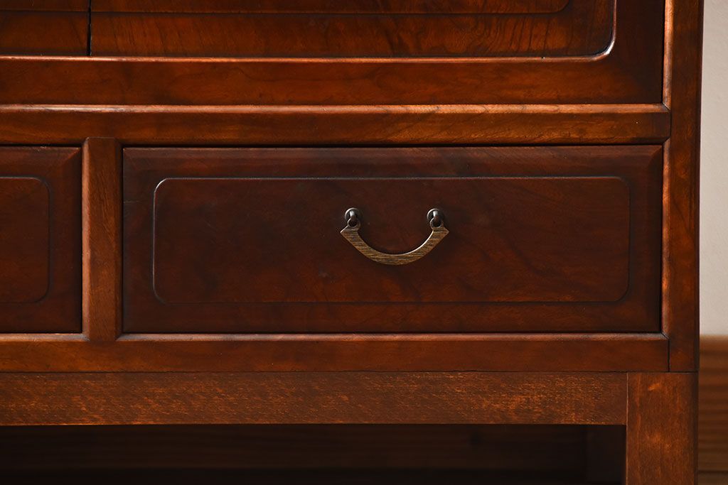 レトロ家具　和製アンティーク　千鳥の透かし彫りがレトロな脚付き収納棚