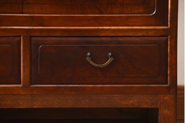 レトロ家具　和製アンティーク　千鳥の透かし彫りがレトロな脚付き収納棚