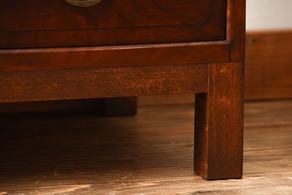 レトロ家具　和製アンティーク　千鳥の透かし彫りがレトロな脚付き収納棚