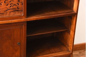 レトロ家具　和製アンティーク　千鳥の透かし彫りがレトロな脚付き収納棚