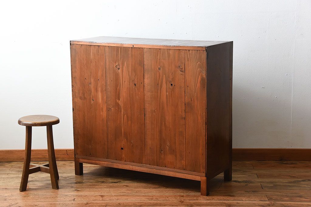 レトロ家具　和製アンティーク　千鳥の透かし彫りがレトロな脚付き収納棚