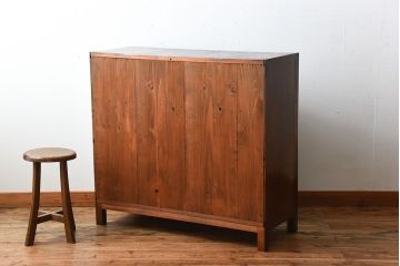 レトロ家具　和製アンティーク　千鳥の透かし彫りがレトロな脚付き収納棚