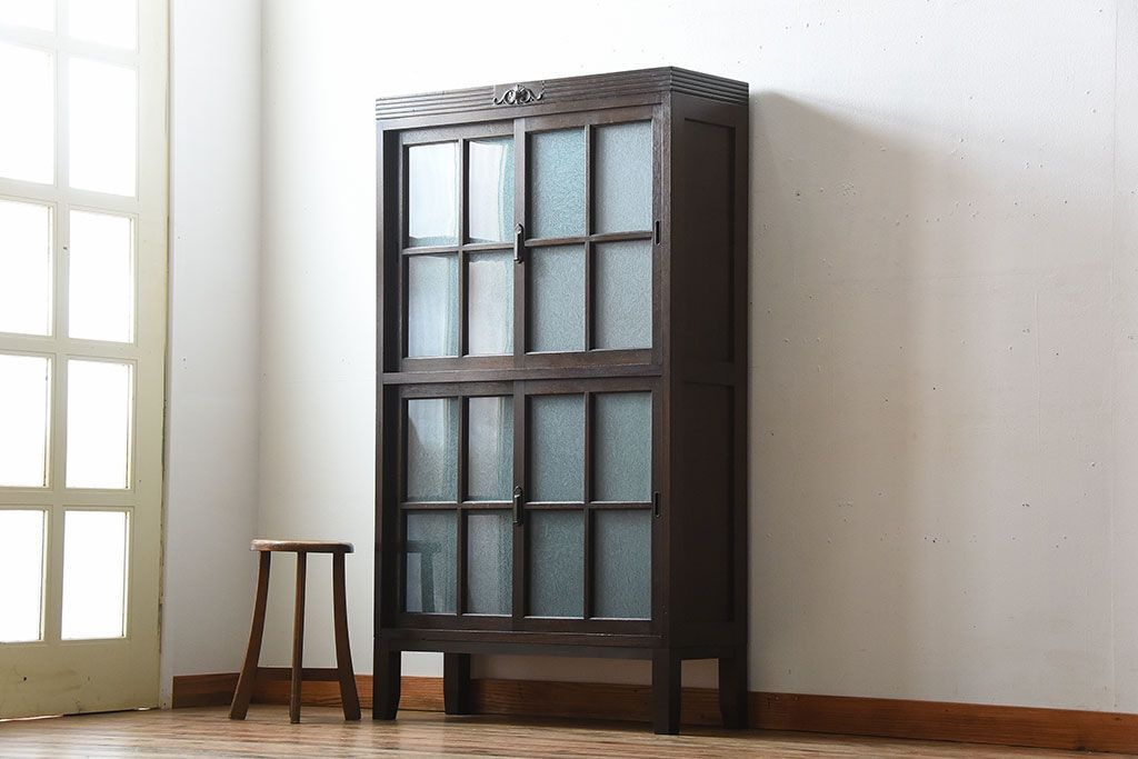 アンティーク家具　アンティーク　上品な縦型引き戸収納棚