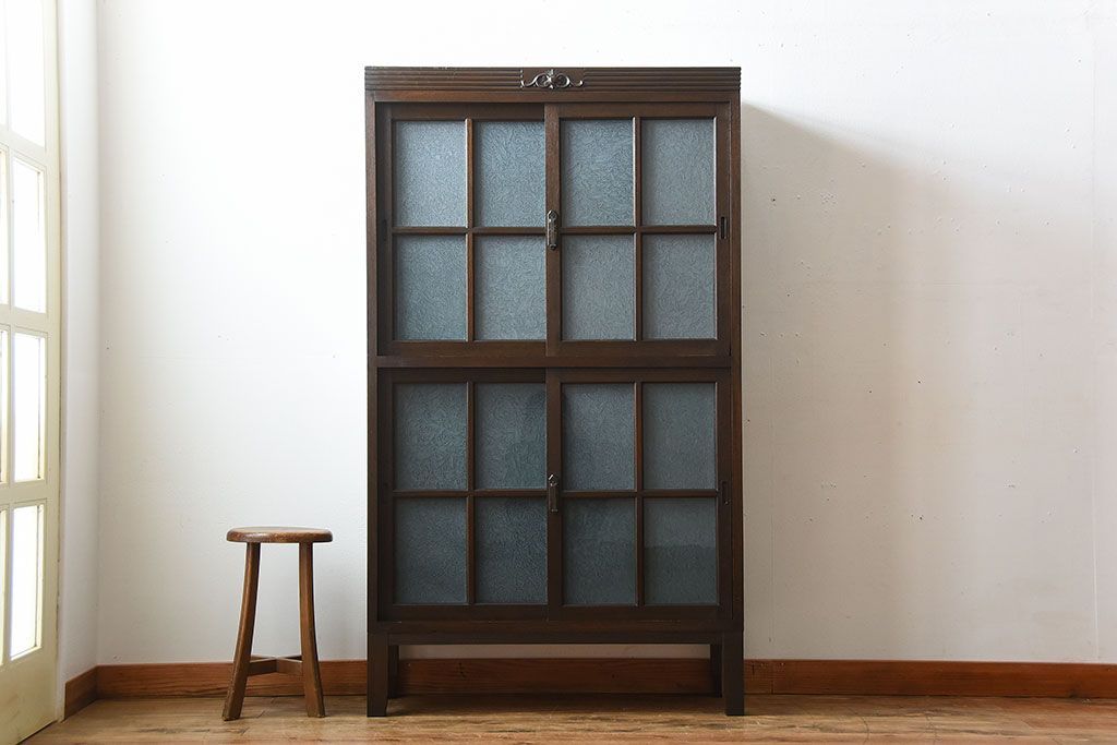 アンティーク家具　アンティーク　上品な縦型引き戸収納棚