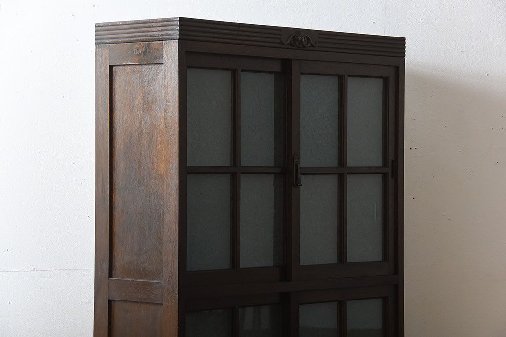 アンティーク家具　アンティーク　上品な縦型引き戸収納棚