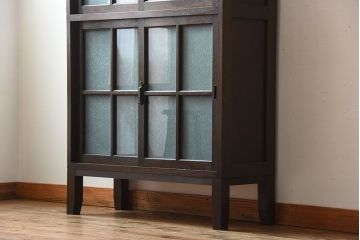 アンティーク家具　アンティーク　上品な縦型引き戸収納棚