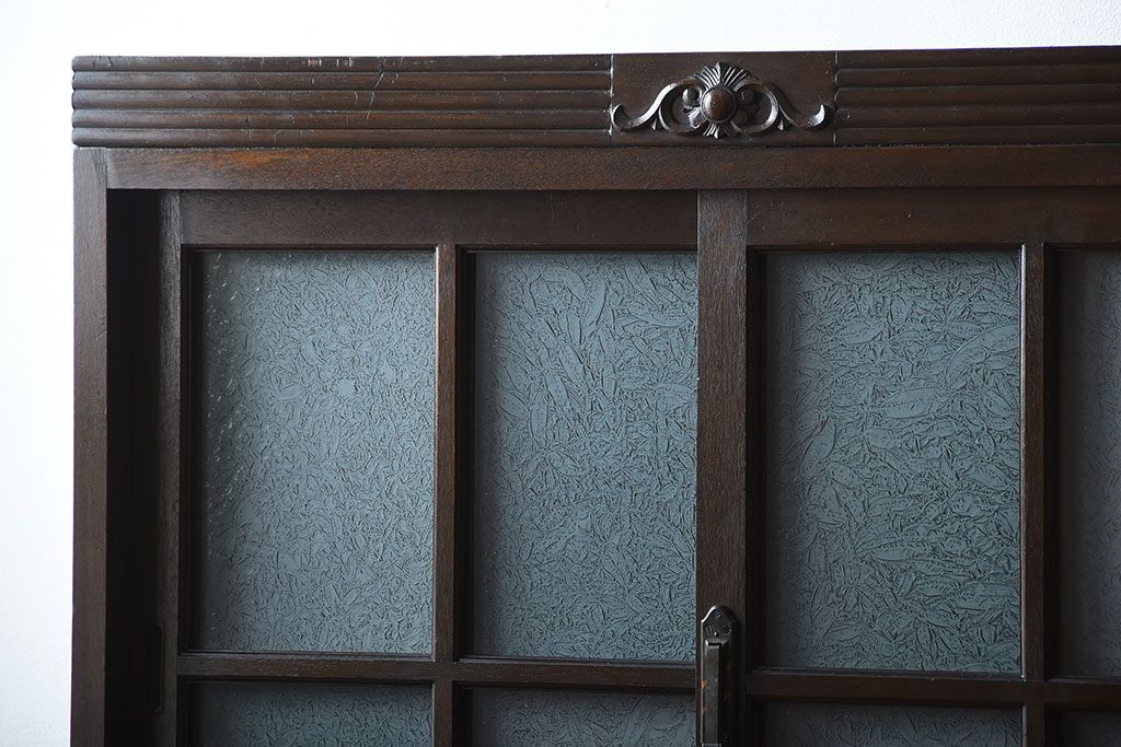 アンティーク家具　アンティーク　上品な縦型引き戸収納棚