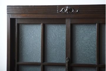 アンティーク家具　アンティーク　上品な縦型引き戸収納棚