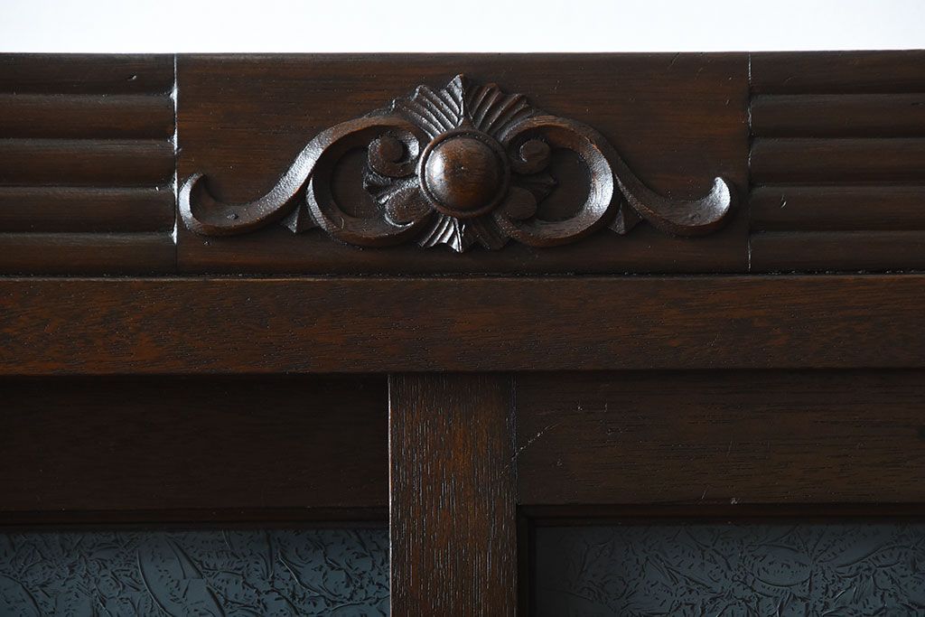 アンティーク家具　アンティーク　上品な縦型引き戸収納棚