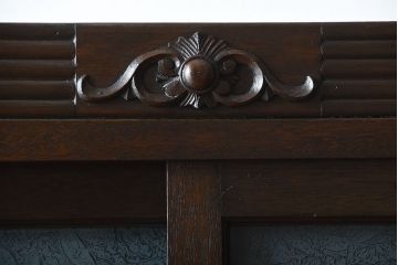 アンティーク家具　アンティーク　上品な縦型引き戸収納棚