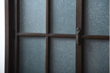 アンティーク家具　アンティーク　上品な縦型引き戸収納棚