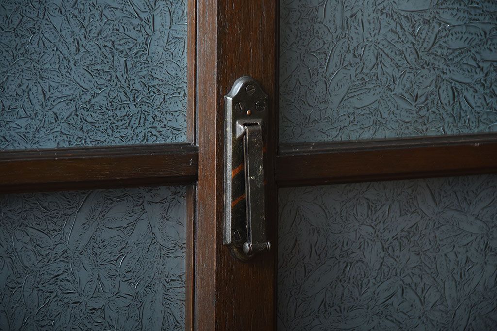 アンティーク家具　アンティーク　上品な縦型引き戸収納棚