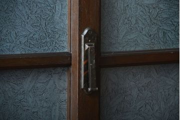 アンティーク家具　アンティーク　上品な縦型引き戸収納棚