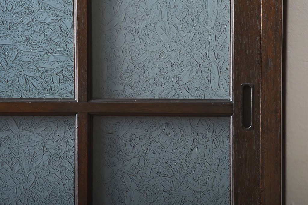 アンティーク家具　アンティーク　上品な縦型引き戸収納棚