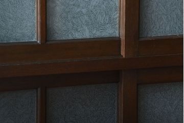 アンティーク家具　アンティーク　上品な縦型引き戸収納棚