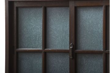 アンティーク家具　アンティーク　上品な縦型引き戸収納棚