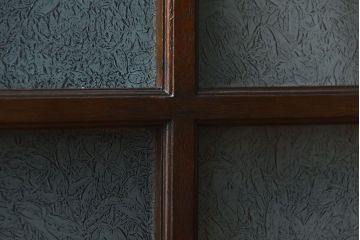 アンティーク家具　アンティーク　上品な縦型引き戸収納棚