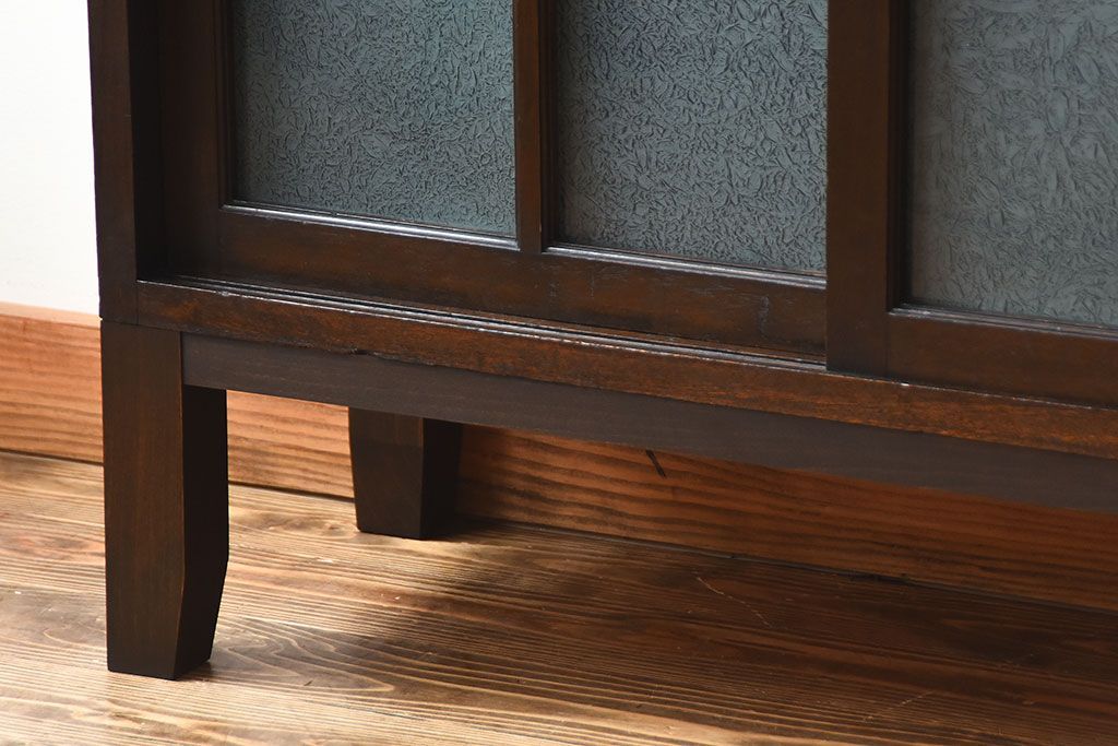 アンティーク家具　アンティーク　上品な縦型引き戸収納棚