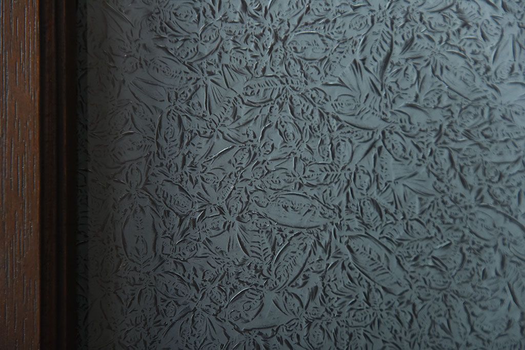 アンティーク家具　アンティーク　上品な縦型引き戸収納棚