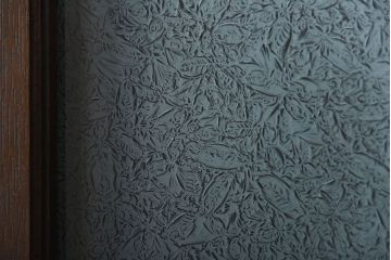 アンティーク家具　アンティーク　上品な縦型引き戸収納棚