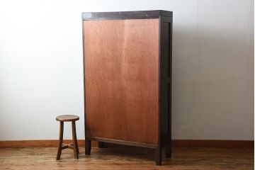 アンティーク家具　アンティーク　上品な縦型引き戸収納棚