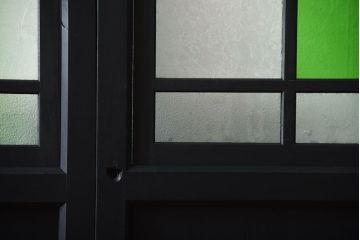 和製アンティーク　色ガラス入り!モダンなペイントガラス帯戸2枚セット