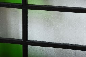 和製アンティーク　色ガラス入り!モダンなガラス帯戸(2)