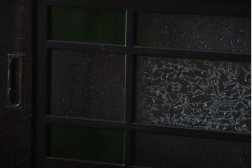 和製アンティーク　色ガラス入り!モダンなガラス帯戸(2)