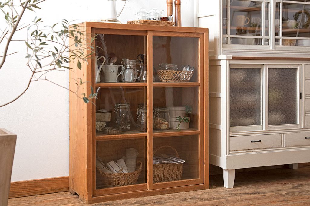 アンティーク家具　アンティーク　シンプルなデザインと明るい木味の引き戸収納棚