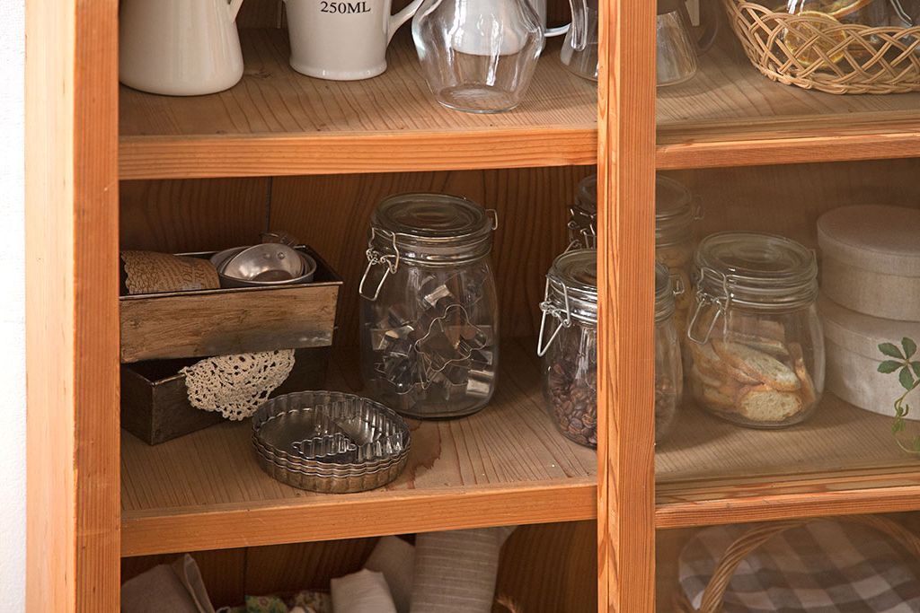 アンティーク家具　アンティーク　シンプルなデザインと明るい木味の引き戸収納棚