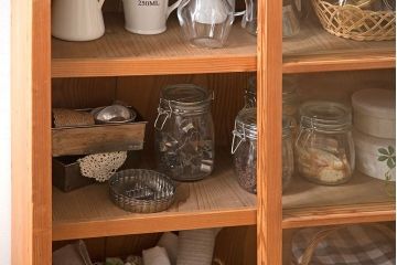 アンティーク家具　アンティーク　シンプルなデザインと明るい木味の引き戸収納棚