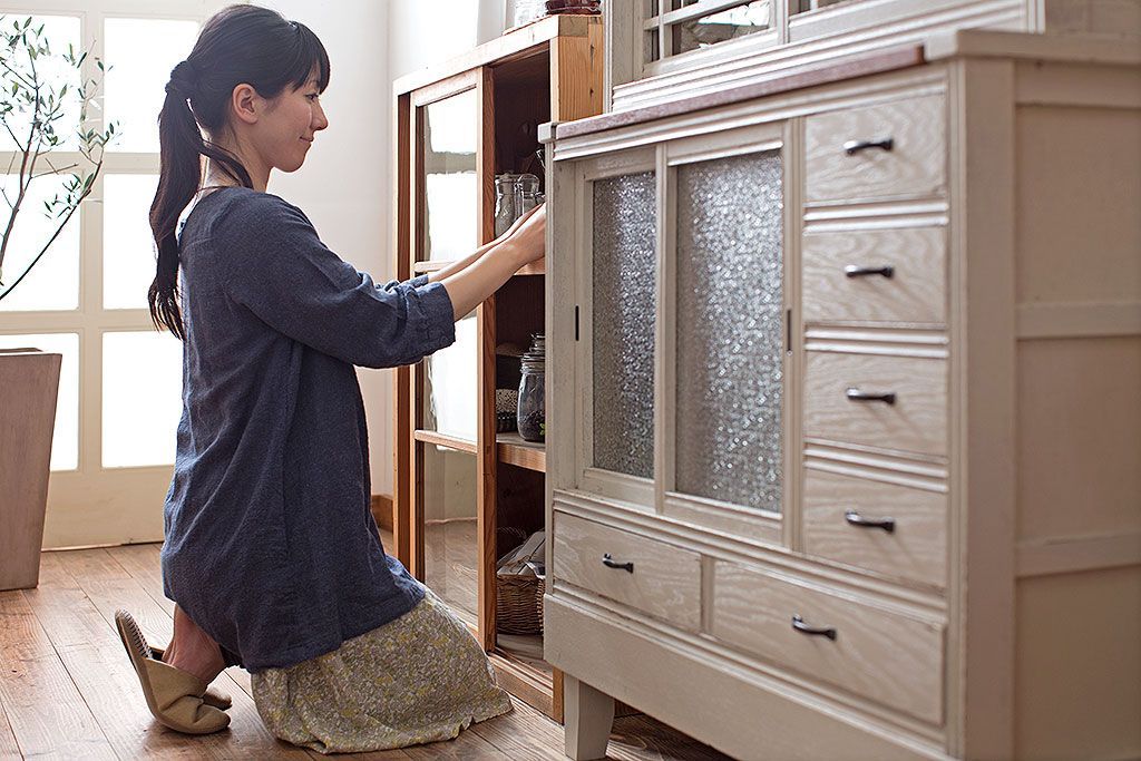 アンティーク家具　アンティーク　シンプルなデザインと明るい木味の引き戸収納棚