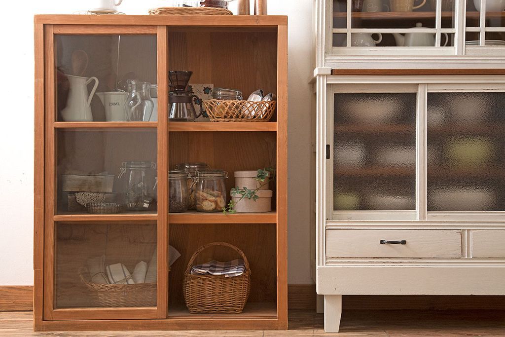 アンティーク家具　アンティーク　シンプルなデザインと明るい木味の引き戸収納棚