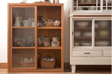 アンティーク家具　アンティーク　シンプルなデザインと明るい木味の引き戸収納棚