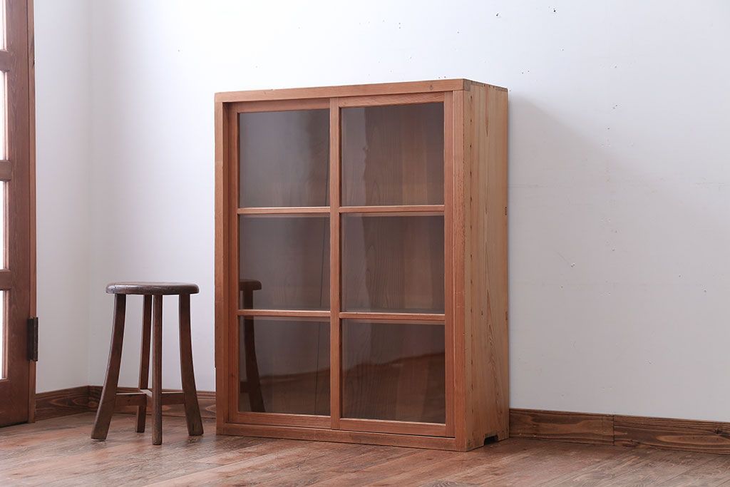 アンティーク家具　アンティーク　シンプルなデザインと明るい木味の引き戸収納棚