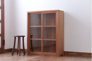 アンティーク家具　アンティーク　シンプルなデザインと明るい木味の引き戸収納棚